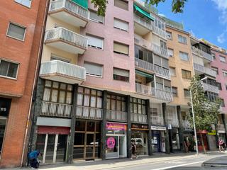 Rent Business premise in Avinguda dels quinze 31. Amplio local en calles muy comercial