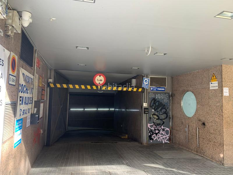 Foto ad2e8d4f-8074-4404-8ff9-c3d84c1f71a6. Parking voiture dans la rambla 88 dans Gòtic Barcelona