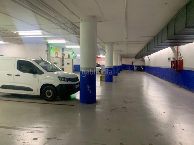 Foto bc1d0c90-ffee-48d9-ba5f-445faf47f79e. Parking voiture dans la rambla 88 dans Gòtic Barcelona