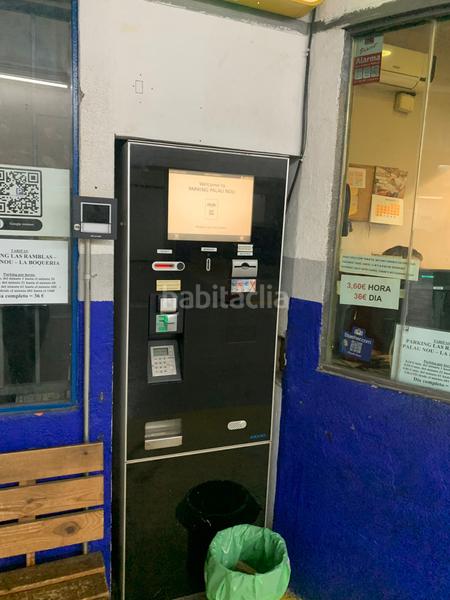 Foto e27c9759-c921-42c6-9cf4-9b58a44814bd. Parking voiture dans la rambla 88 dans Gòtic Barcelona