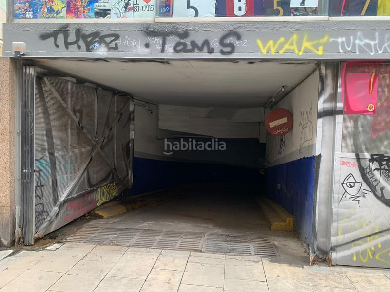 Foto f33e25cc-28b7-4397-8e14-7355711f920e. Parking voiture dans la rambla 88 dans Gòtic Barcelona