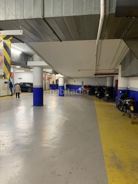 Foto f6fe4bc0-eab7-4b33-942b-b626c446dd1f. Parking voiture dans la rambla 88 dans Gòtic Barcelona