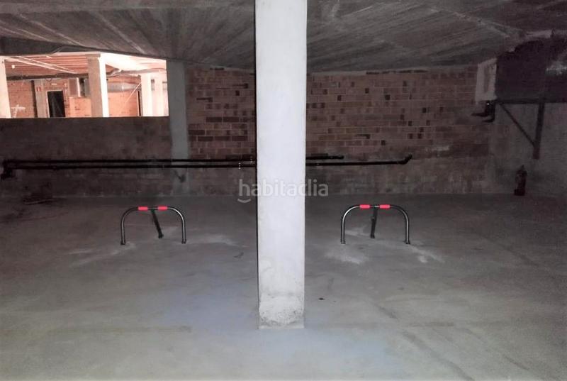 Foto aaedf023-fde0-429b-8bfb-d53e2a21f501. Aparcament cotxe a Òdena