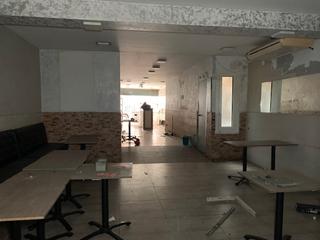 Planta baja  Carrer de jaume roig. Local en venta en barcelona