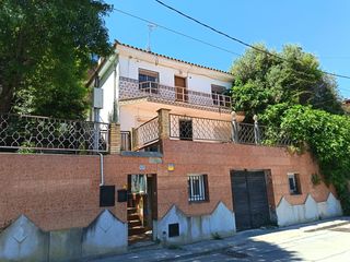 Maison  Carrer de la cadernera. Casa en can palet de vista alegre (terrassa)