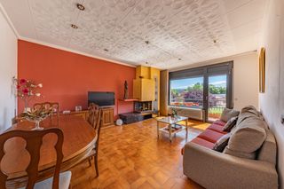 Maison jumelée  Carrer escoles 2. Casa adosada con jardín, terraza y gran garaje en santa eugènia