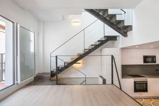 difice  Passatge klein. Edificio en pueblo nuevo con balcn y terraza.