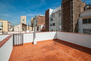 Edifici  Passatge klein. Edificio en pueblo nuevo con balcón y terraza.