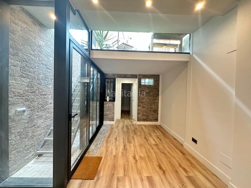 Foto c277f2c3-705f-4e3e-ba7b-f09108be8a54. Dúplex en carrer de sant narcís 5 casa de dos plantas con terraza privada. en Barcelona