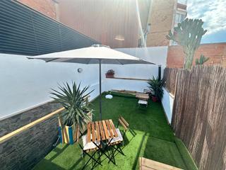 Duplex in Carrer de sant narcís 5. Casa de dos plantas con terraza privada.
