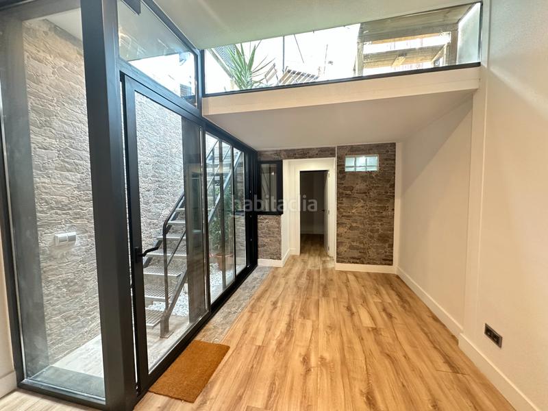 Foto e2adeeb7-bbb3-4321-8bbe-da9549ac35f9. Dúplex en carrer de sant narcís 5 casa de dos plantas con terraza privada. en Barcelona