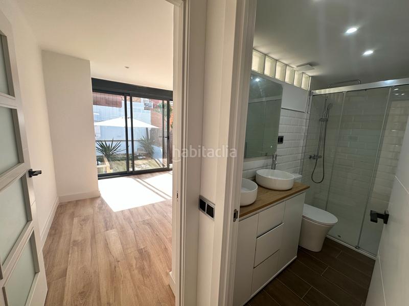 Foto f54be2c6-21dd-4611-9f73-2e4f8d296a52. Dúplex en carrer de sant narcís 5 casa de dos plantas con terraza privada. en Barcelona