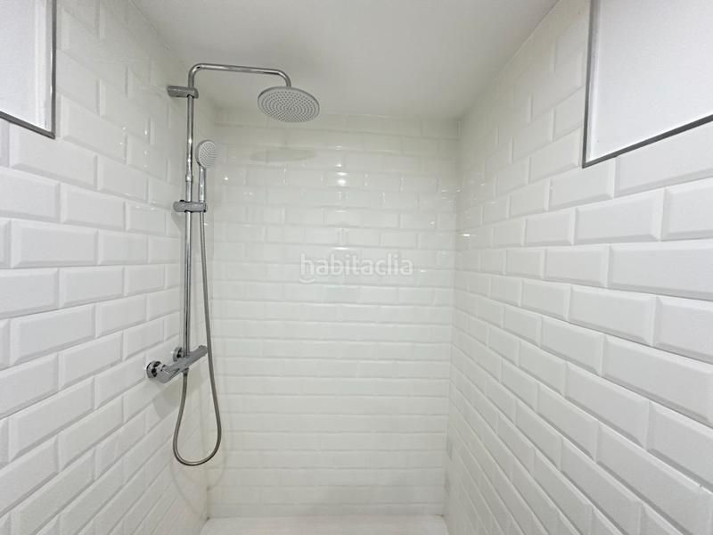 Foto fb4faa15-51c1-4e31-9f3a-b6eb867cc6bc. Dúplex en carrer de sant narcís 5 casa de dos plantas con terraza privada. en Barcelona