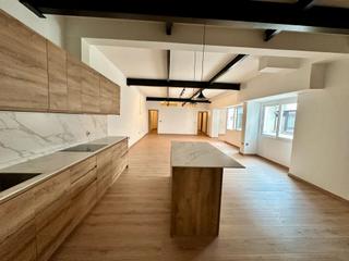Pis  Travessera de les corts. Propiedad reformada de 194 m² con diseño moderno.