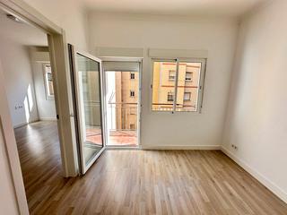 Pis  Carrer de còrsega. Balcón a patio de manzana.