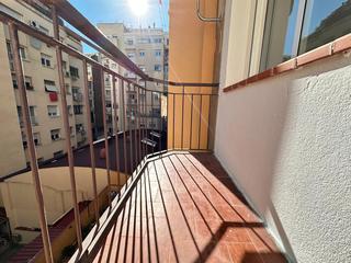 Pis  Carrer de còrsega. Balcón a patio de manzana.