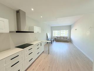 Piso  Carrer de viladomat. Piso reformado a estrenar con parking en finca, luminoso y tranq