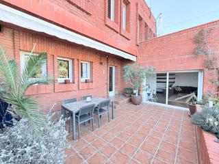 Lloguer Pis  Carrer de josep m. jujol. Cinco terrazas en una vivienda de tres plantas.