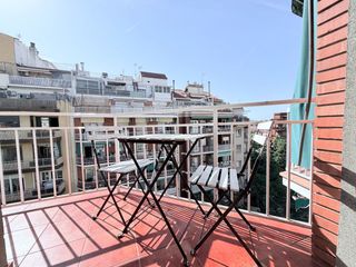 Pis  Carrer de la indústria. Con balcón a calle y mucha luz natural