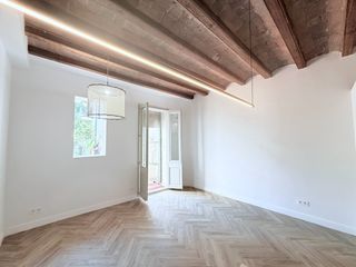 Flat  Carrer de bruniquer. Con terraza privada de 33 m2