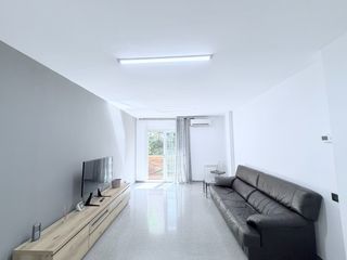 Piso  Carrer del comte borrell. Con balcón, terraza y  mucha luz natural.