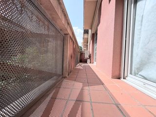 Pis  Carrer del comte borrell. Con balcón, terraza y  mucha luz natural.