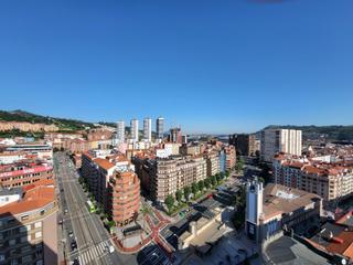 Pis  Autonomia. Venta vivienda con impresionantes vistas en edificio reina victo