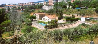 Chalet  Carrer cami mig d'alella. Dos viviendas construidas a 4 vientos, ubicadas en parcela de 3.