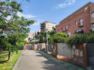 Casa adossada  Passatge de la rosella. Casa adosada de 220m2, 4 hab, terraza, jardín y garaje