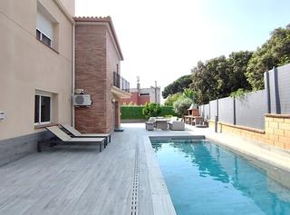 Chalet  Carrer josep cabruja. Chalet de 385m2 con gran jardn y piscina privada