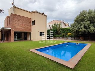 Location Chalet  Carrer nou de la virreina. Casa de 250m2 construida a 4 vientos con jardín y piscina