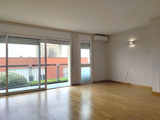 Location Appartement  Carrer ítaca. Amplia vivienda reformada, con 3hab, 2 baños, parking y trastero