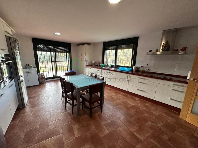 Foto 4b783b79-3c99-487e-90e0-5f256dd59f45. Chalet  con piscina privada en tres arroyos en Badajoz