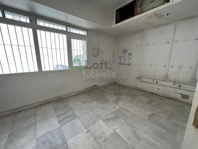 Foto 0ac5e678-687d-465f-8e6c-658041b25a8b. Alquiler local comercial amplio local comercial junto avda. juan carlos i en Badajoz