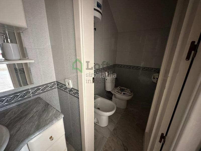 Foto 4cf60497-df85-4d1e-bd97-225a9e40f754. Alquiler local comercial amplio local comercial junto avda. juan carlos i en Badajoz