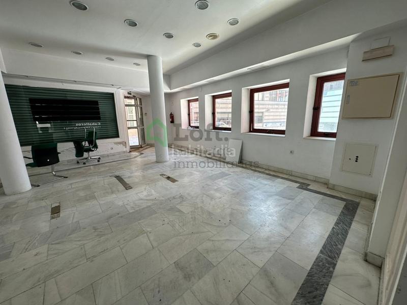 Foto a13c9fc7-587d-4ca2-b33b-4a591d7fc021. Alquiler local comercial amplio local comercial junto avda. juan carlos i en Badajoz