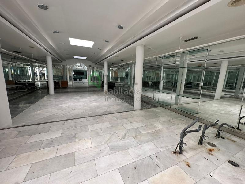 Foto a7a4fe7c-d4a4-4280-9c9c-65bd1f0ec0a6. Alquiler local comercial amplio local comercial junto avda. juan carlos i en Badajoz