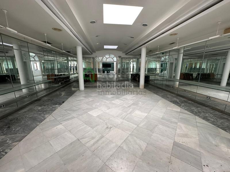 Foto c25487eb-de8d-43ba-b672-d6b57da5f00d. Alquiler local comercial amplio local comercial junto avda. juan carlos i en Badajoz