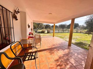 Casa  N/a. Chalet con piscina privada en el manantío