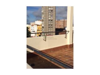 Lloguer Àtic a Santa Marina. Ático dúplex sin muebles próximo al parque de san francisco