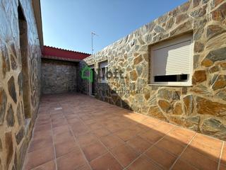 House in Pedanías de Badajoz. Oportunidad casa en gevora con patio y cochera nueva a estrenar