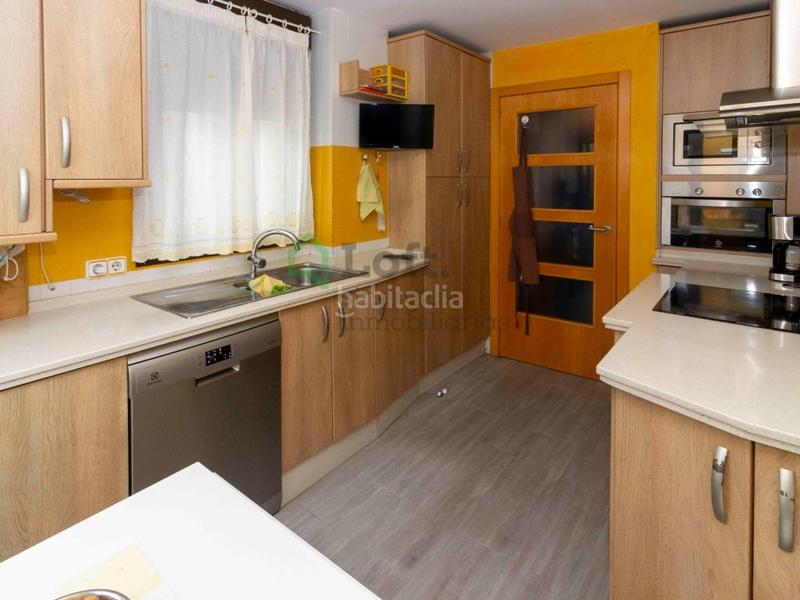 Foto c1d5ba30-bc4e-4c79-a76a-b5bba49b21e7. Piso  con garaje y trastero en el Casco Antiguo en Badajoz