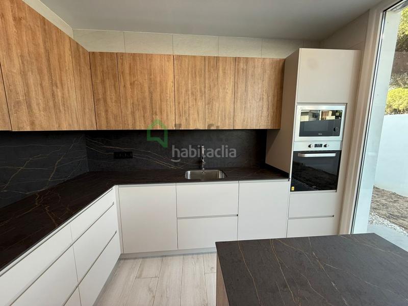 Foto b49f75db-1406-4c60-ac47-e1b97a6f2995. Chalet avec piscine dans La Barrosa Chiclana de la Frontera