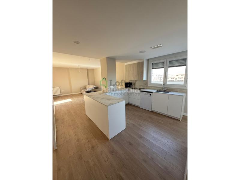 Foto 15048ec2-b9d2-44ba-b196-873a1020aaa9. Alquiler ático fabuloso ático a estrenar con piscina, terraza y garaje en Avenida Elvas en Badajoz