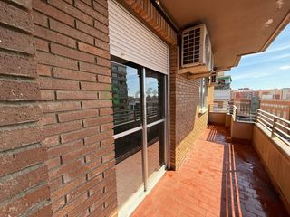 Piso en Santa Marina. Gran piso con terraza en zona corte inglés