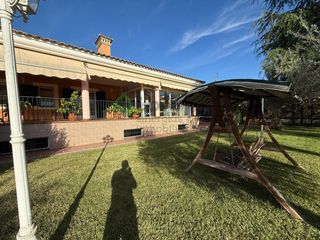 Chalet en Carretera de Sevilla - Los Montitos. Chalet con piscina y pista de padel en urb. las lomas los montit