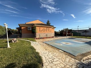 Chalet en Carretera de Sevilla - Los Montitos. Chalet con piscina y pista de padel en urb. las lomas los montit