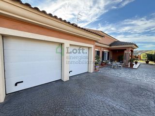Chalet in Carretera de Sevilla - Los Montitos. Chalet con piscina y pista de padel en urb. las lomas los montit