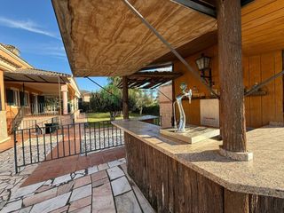 Chalet à Carretera de Sevilla - Los Montitos. Chalet con piscina y pista de padel en urb. las lomas los montit