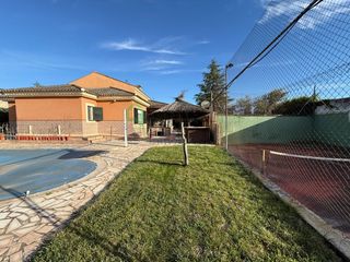 Xalet a Carretera de Sevilla - Los Montitos. Chalet con piscina y pista de padel en urb. las lomas los montit